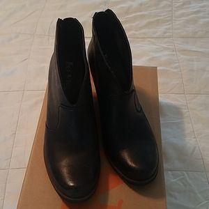 Korks. Black back zip bootie. Comfy!
